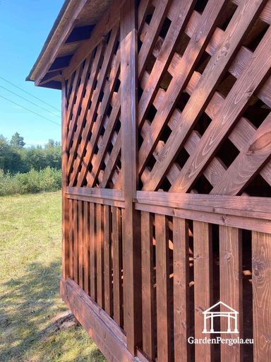 Brązowa drewniana altana ogrodowa 3x4 — zaciszna, przytulna i pięknie zabudowana